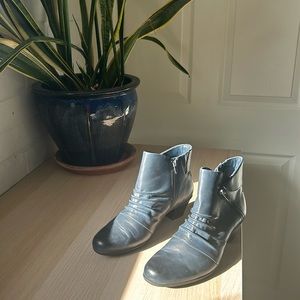 EARTH women’s navy ankle boots size 10